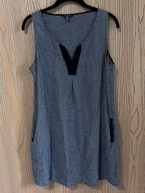 XL Sleeveless Black & White Patterned V-Neck Shift Dress  Tunic pockets